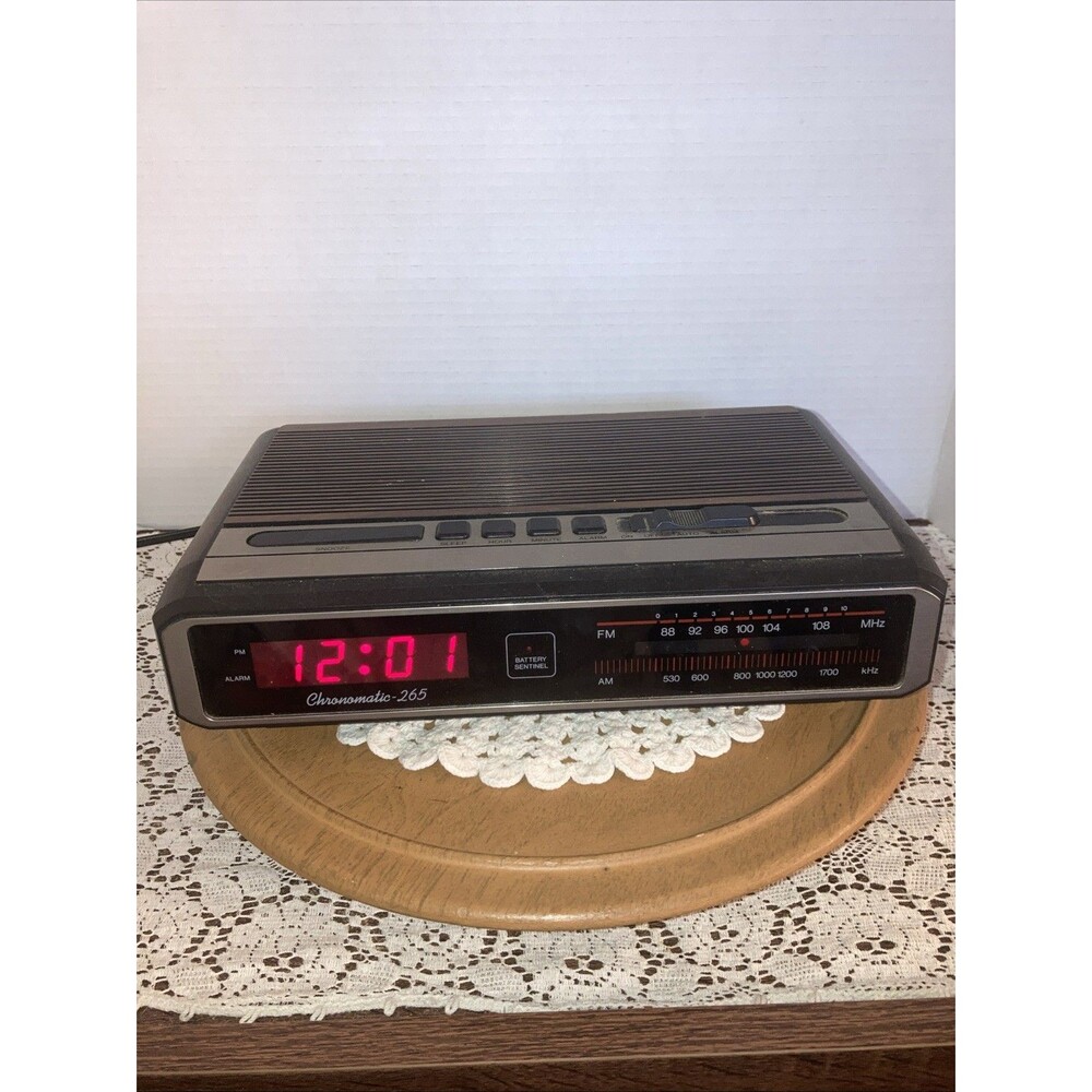 Realistic Chronomatic-265 Alarm Clock Radio Model 12-1575 Clock Works READ AS IS